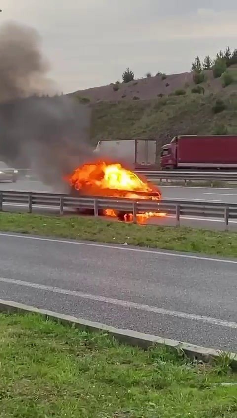 "Patlamasını Bekliyoruz" Diyerek Alev Alev Yanan Cipi Kayda Aldı