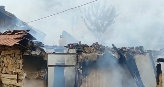 Müstakil Ev Ve Ağıl Yangında Kül Oldu