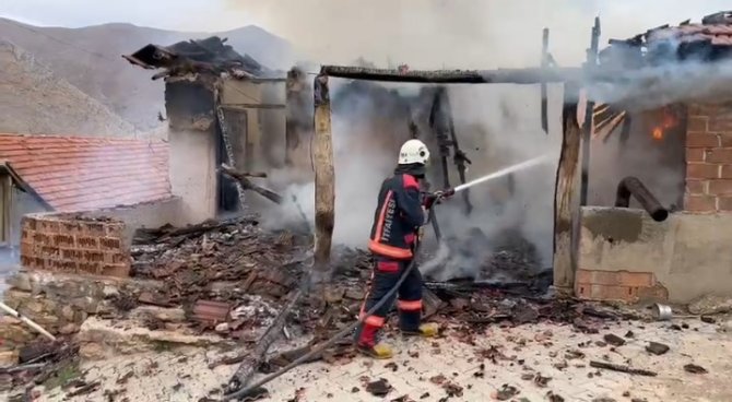 Müstakil Ev Ve Ağıl Yangında Kül Oldu