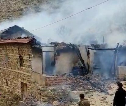 Müstakil Ev Ve Ağıl Yangında Kül Oldu