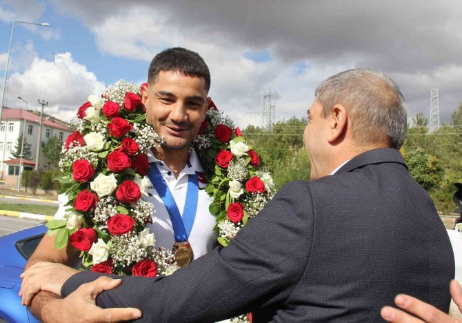Taha Akgül’e Memleketi Sivas’ta Coşkulu Karşılama