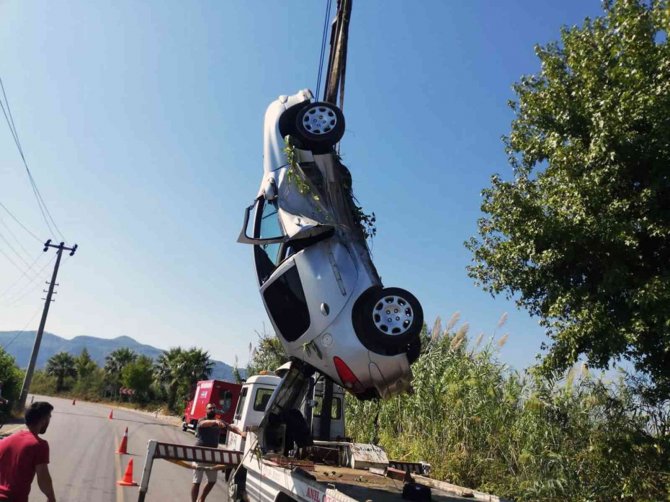 Otomobil Sulama Kanalına Uçtu: 2 Yaralı