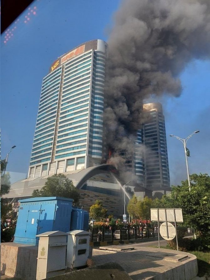 Pakistan’da Alışveriş Merkezinde Yangın