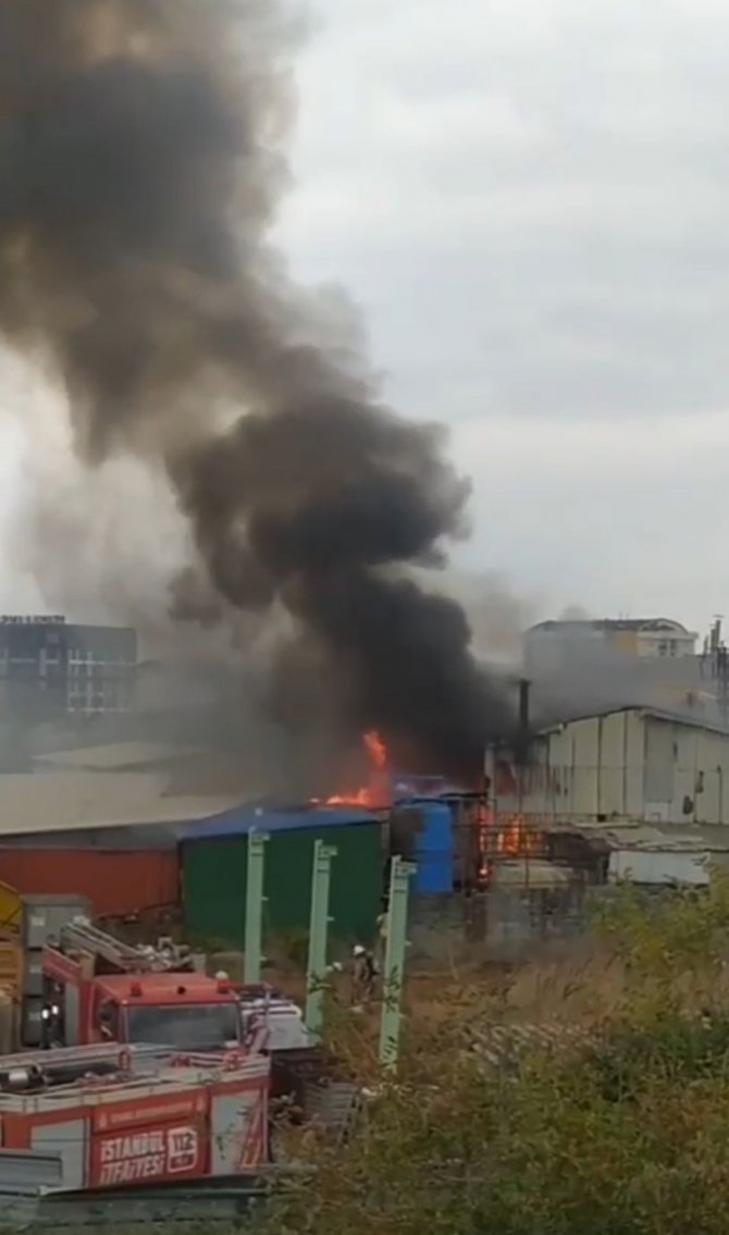 Pendik’te Geri Dönüşüm Fabrikasında Korkutan Yangın