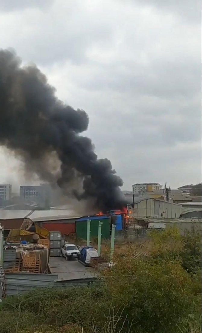 Pendik’te Geri Dönüşüm Fabrikasında Korkutan Yangın
