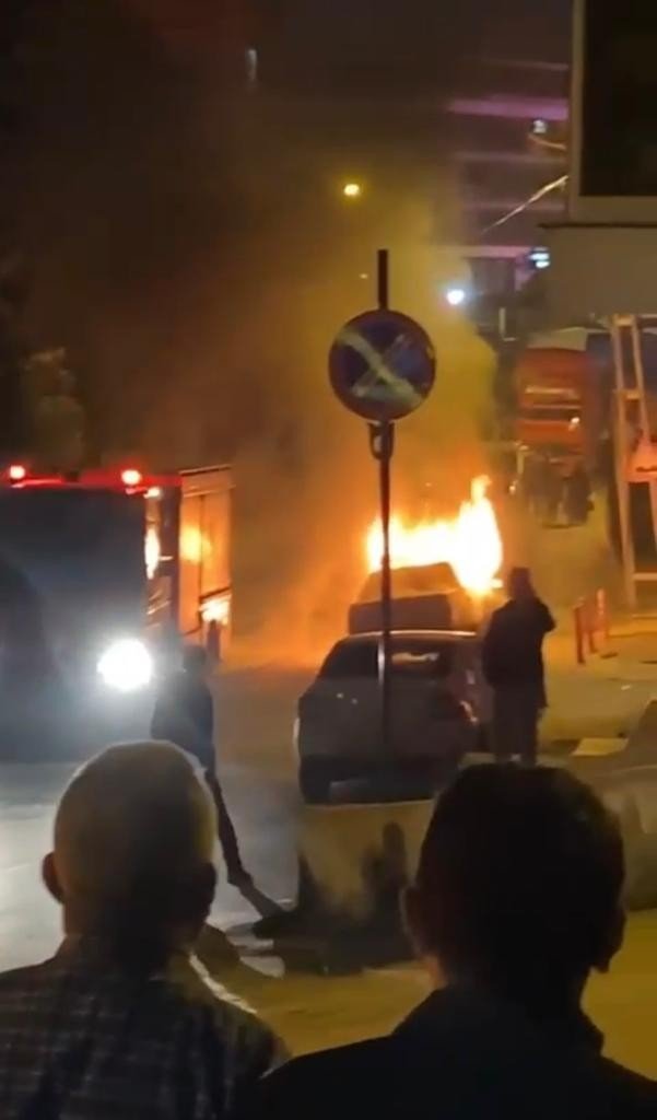 Pendik’te Park Halindeki Otomobil Alev Alev Yandı