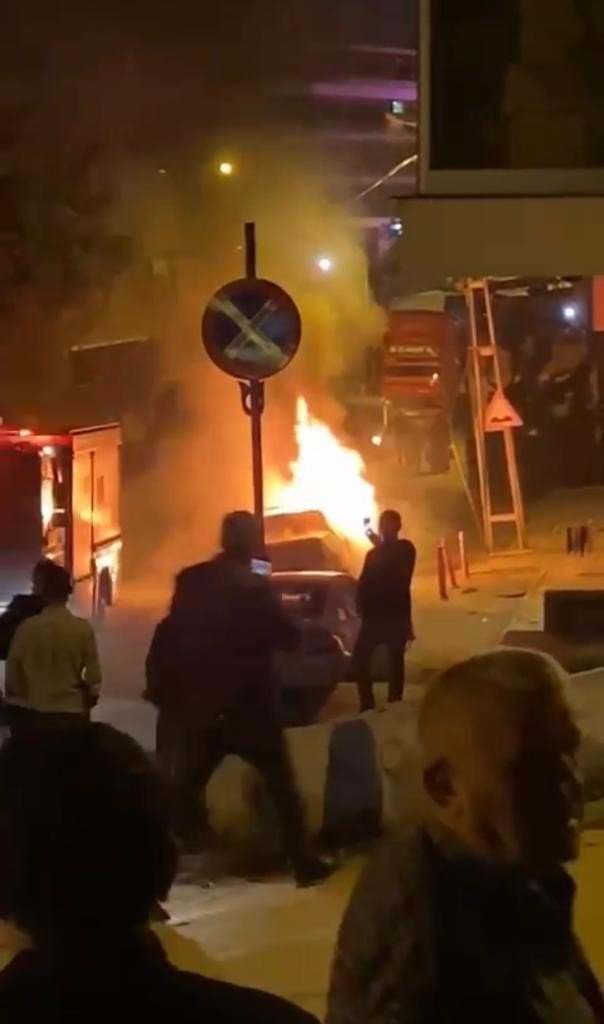 Pendik’te Park Halindeki Otomobil Alev Alev Yandı