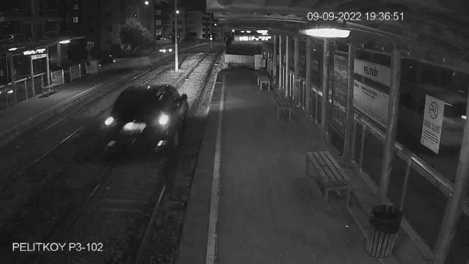 Tramvayın Önünde Kilometrelerce İlerleyen Sürücü Yürekleri Ağza Getirdi