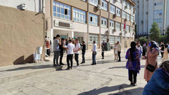 Sınava 1 Dakika Geç Kalan Aday Dakikalarca Dil Döktü