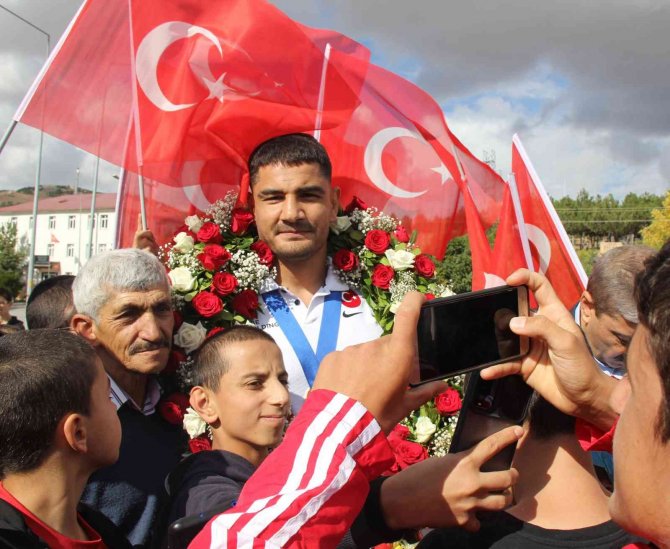 Taha Akgül’e Memleketi Sivas’ta Coşkulu Karşılama