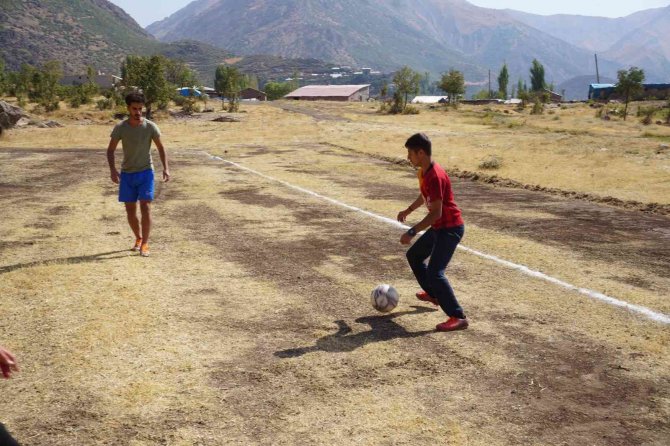 Kato Dağı’nda Onlarca Genç Futbol Aşkı İçin Toprak Sahada Ter Döküyor