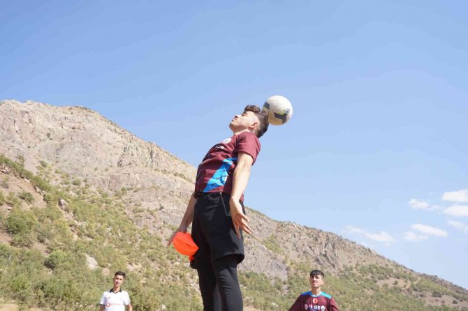 Kato Dağı’nda Onlarca Genç Futbol Aşkı İçin Toprak Sahada Ter Döküyor