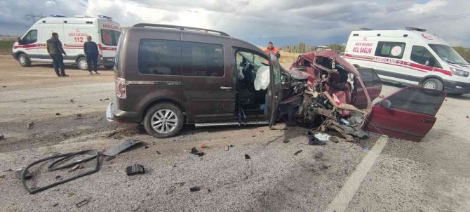 Sivas’taki Kazada Otomobil İkiye Bölündü
