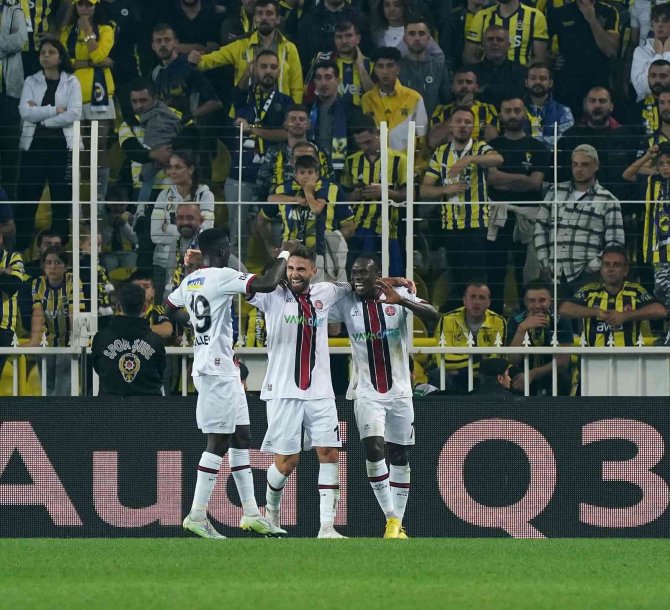 Spor Toto Süper Lig: Fenerbahçe: 2 - Fatih Karagümrük: 2 (İ̇lk Yarı)