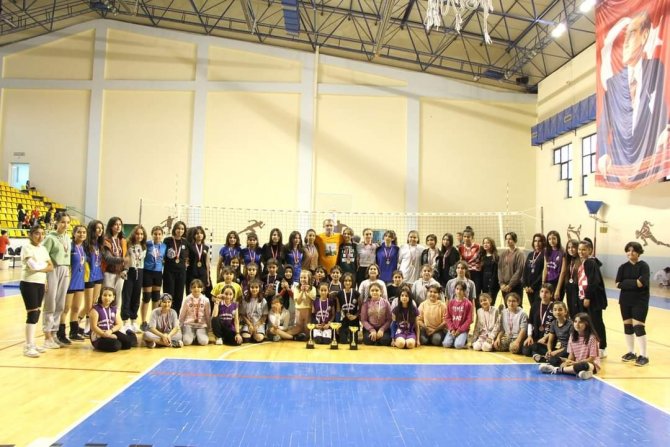 Amatör Sporcular Kupa Ve Madalyalarını Aldı