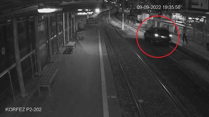 Tramvayın Önünde Kilometrelerce İlerleyen Sürücü Yürekleri Ağza Getirdi