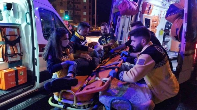 Tır Kavşakta Otomobile Çarptı: 2 Yaralı