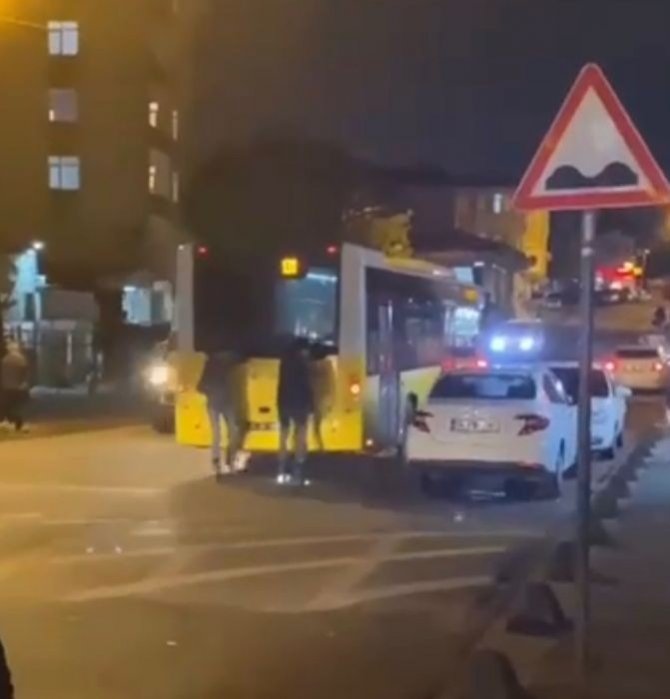 Sultanbeyli’de Trafikte Tehlike Saçan Patenli Gençler Vatandaşlar Tarafından Darp Edildi