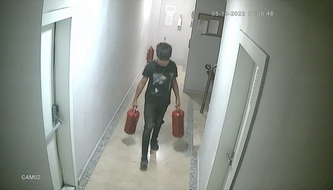 İ̇stanbul’da Yangın Söndürme Tüpü Hırsızına Köpekli Suçüstü Kamerada