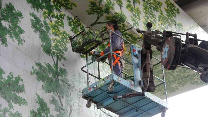 Trabzon’da Viyadükler Böyle Süsleniyor.