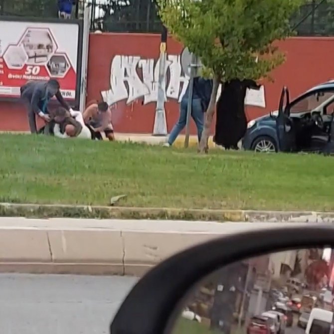 Ümraniye’de Yol Verme Kavgası: Sürücüler Ve Kadınlar Birbirine Girdi