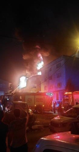 Kadıköy’de Bir Binada Yangın Çıktı. Olay Yerine Çok Sayıda İtfaiye Ekibi Sevk Edildi