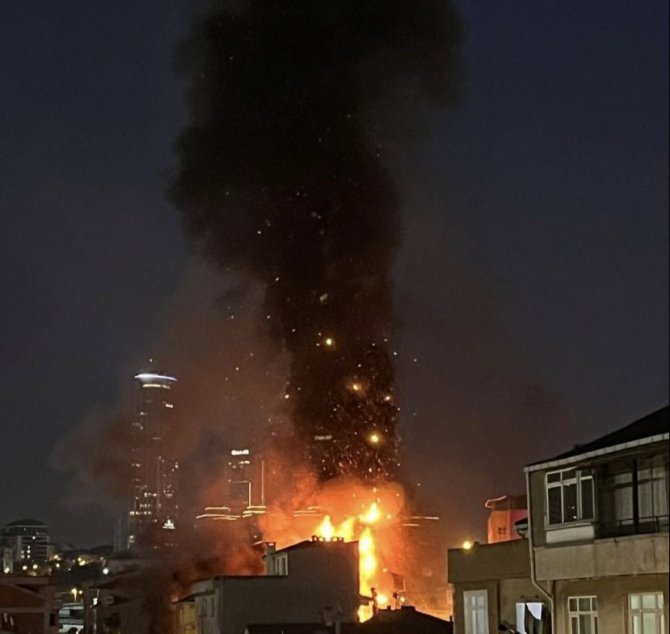 Kadıköy’de Bir Binada Yangın Çıktı. Olay Yerine Çok Sayıda İtfaiye Ekibi Sevk Edildi