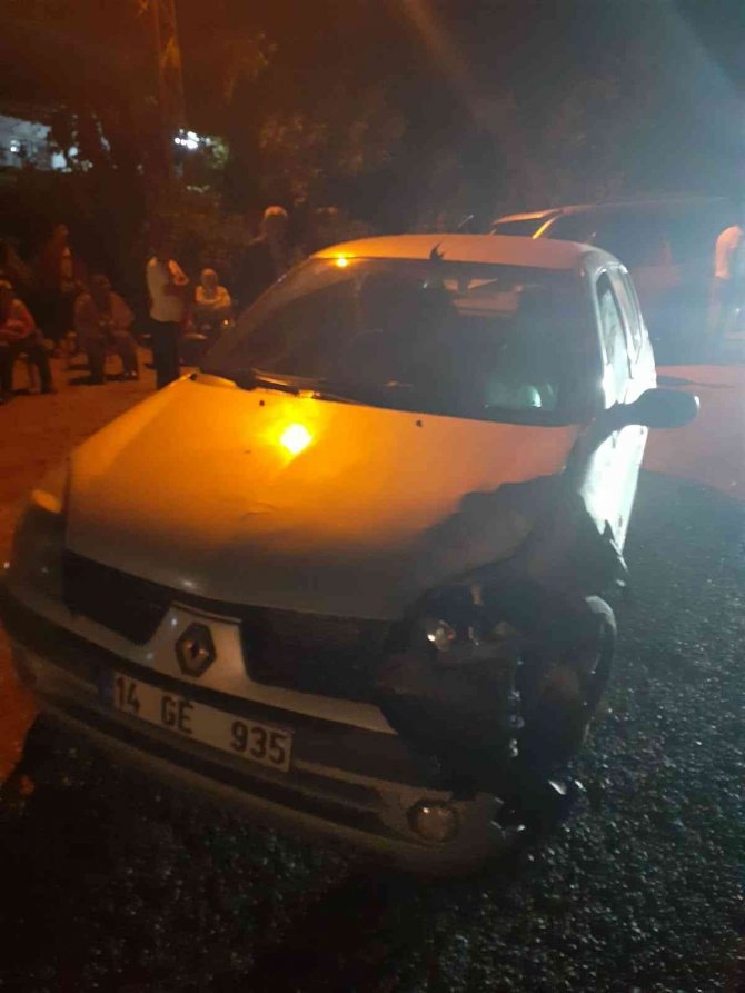 İ̇ki Otomobilin Çarpıştığı Kazada 3 Kişi Yaralandı