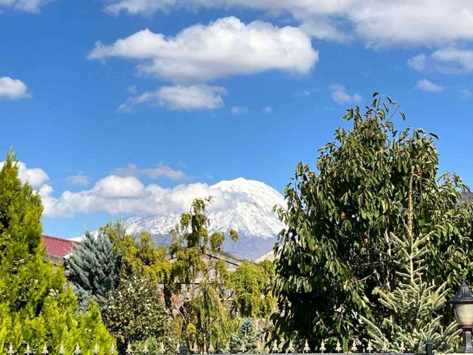 Ağrı Dağı’na Kar Yağdı