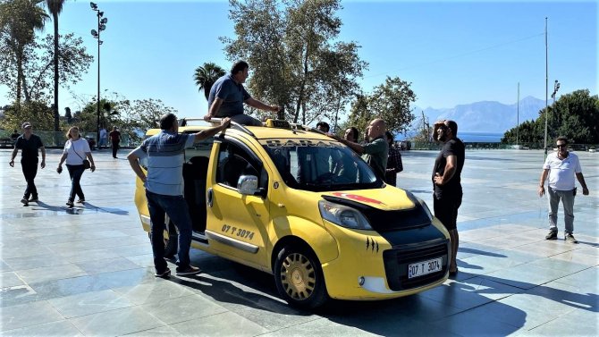 Ceza Yazılacağını Öğrenen Ticari Taksi Sürücüsü Aracının Üzerine Çıktı
