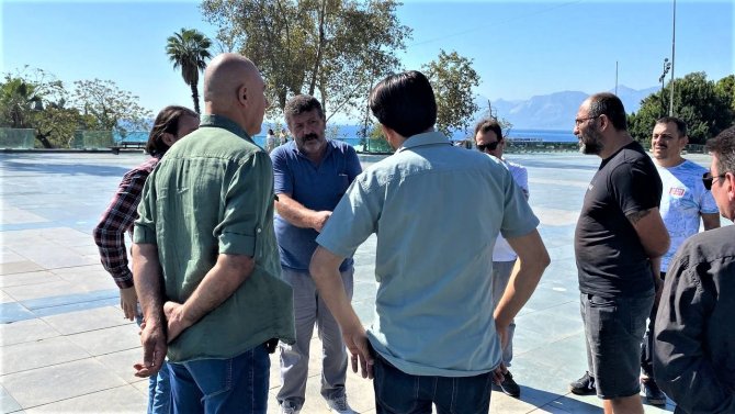Ceza Yazılacağını Öğrenen Ticari Taksi Sürücüsü Aracının Üzerine Çıktı