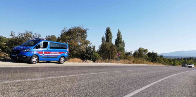 Kamyonet Su Kanalına Uçtu: 2 Yaralı