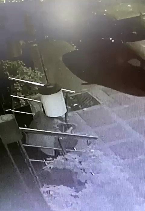 Oturduğu Merdivende Önce Elma Yedi, Sonra Merdiven Korkuluğunu Çaldı