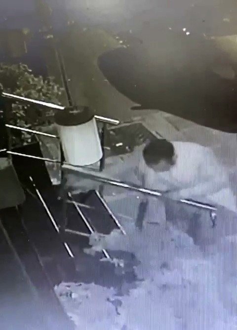 Oturduğu Merdivende Önce Elma Yedi, Sonra Merdiven Korkuluğunu Çaldı