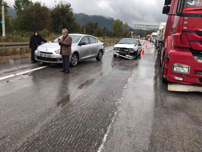 Bilecik’te Aynı Mevkide 2 Dakika Arayla Meydana Gelen Kazada 5 Kişi Yaralandı