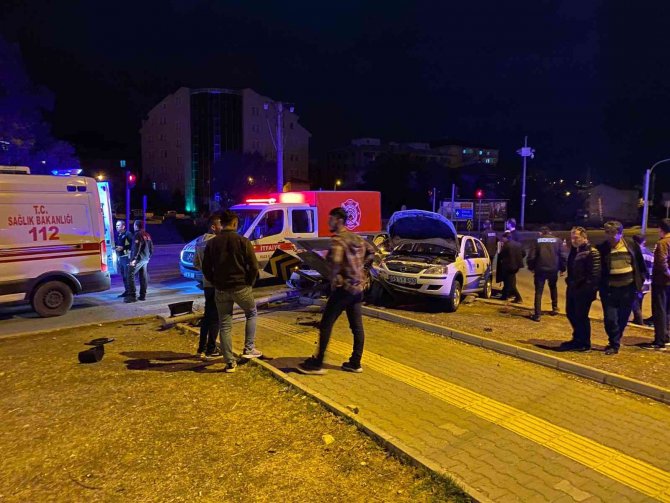 Kavşakta İki Otomobil Çarpıştı: 1 Yaralı