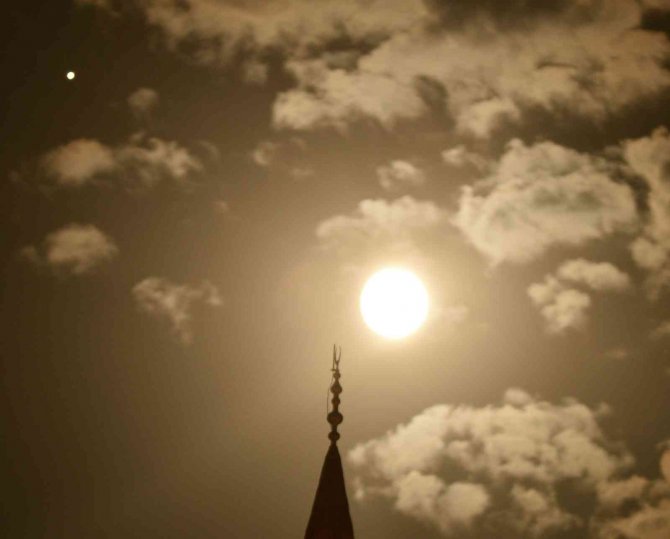 Van Gölü Semalarından Yükselen Dolunay Hayran Bıraktı