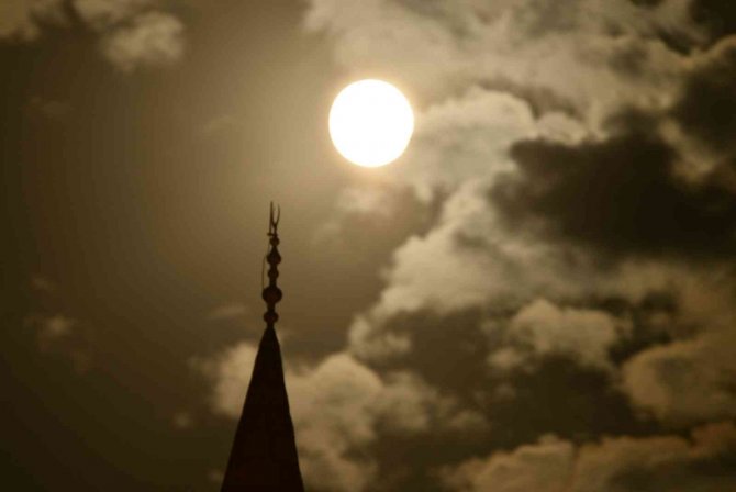 Van Gölü Semalarından Yükselen Dolunay Hayran Bıraktı