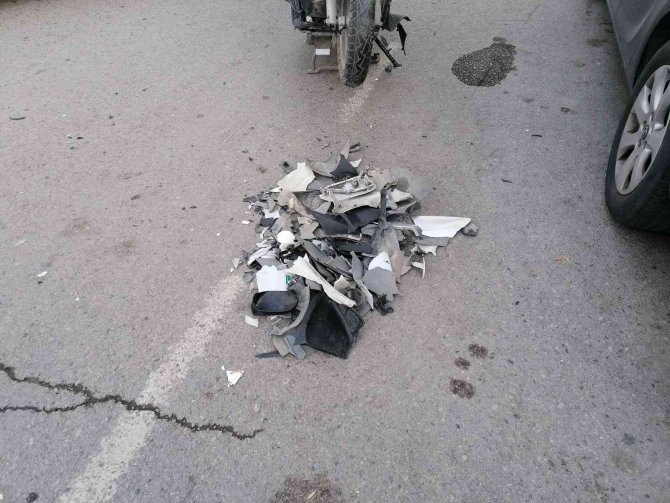 Otomobille Çarpışan Motokurye Yaralandı