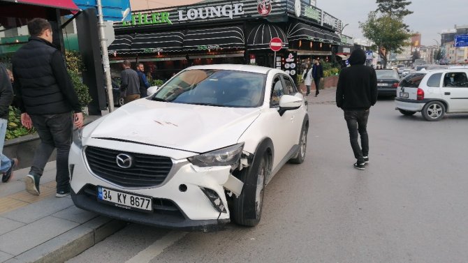 Otomobille Çarpışan Motokurye Yaralandı