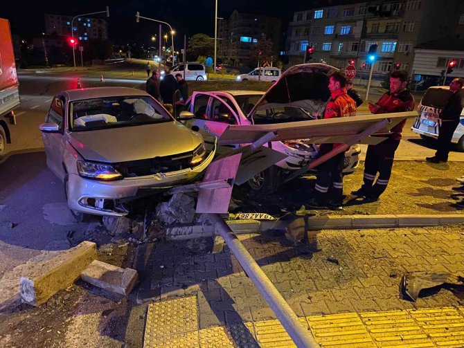Kavşakta İki Otomobil Çarpıştı: 1 Yaralı