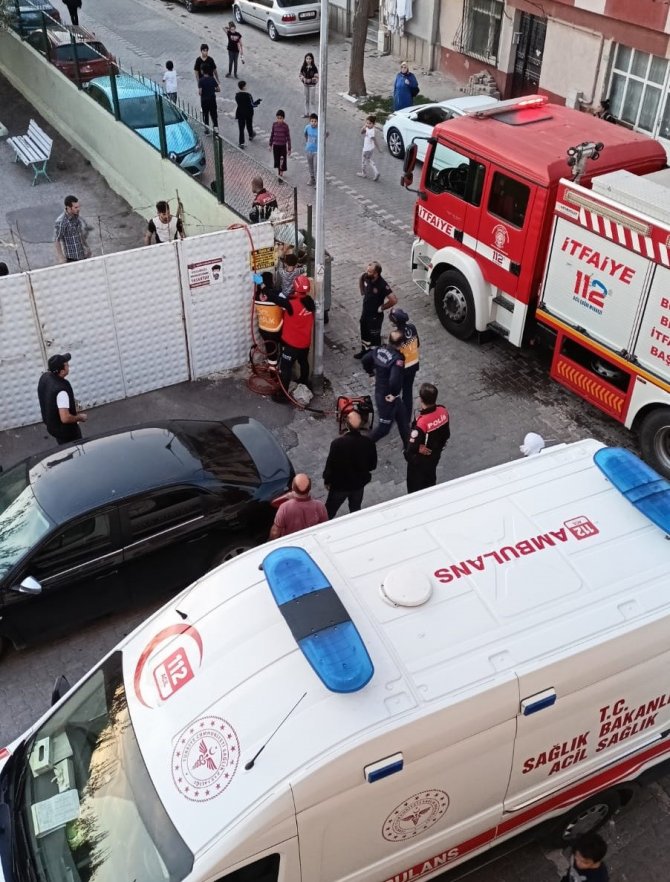 Demir Kapıya Ayağı Sıkışan Çocuğu İtfaiye Ekipleri Kurtardı