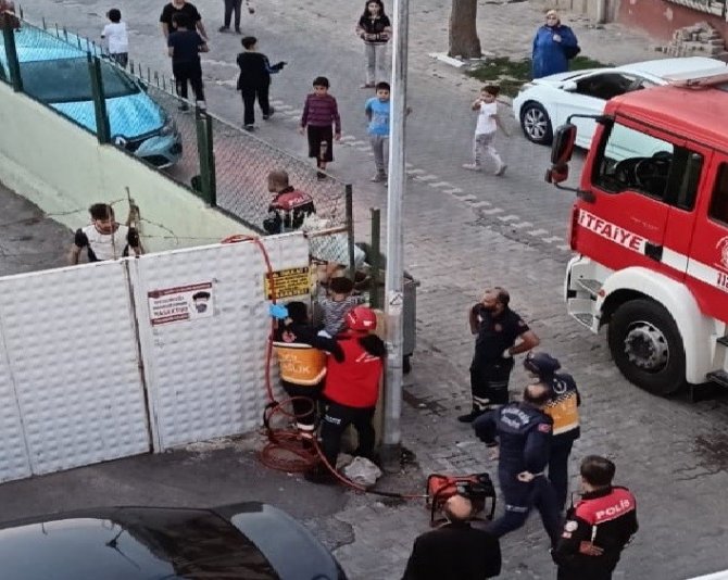 Demir Kapıya Ayağı Sıkışan Çocuğu İtfaiye Ekipleri Kurtardı
