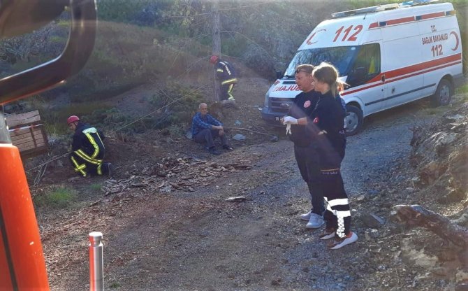 Şarampole Yuvarlanan Traktör Babayla Oğlunu Birbirinden Ayırdı