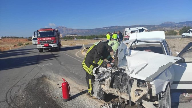 Otomobil İle Traktör Çarpıştı: 1’i Ağır 5 Kişi Yaralandı