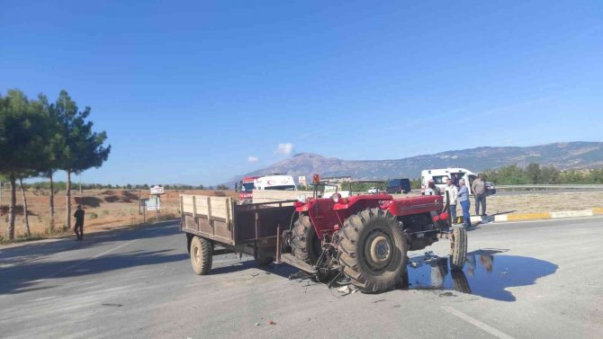 Otomobil İle Traktör Çarpıştı: 1’i Ağır 5 Kişi Yaralandı