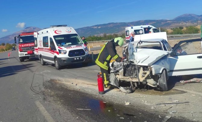 Otomobil İle Traktör Çarpıştı: 1’i Ağır 5 Kişi Yaralandı