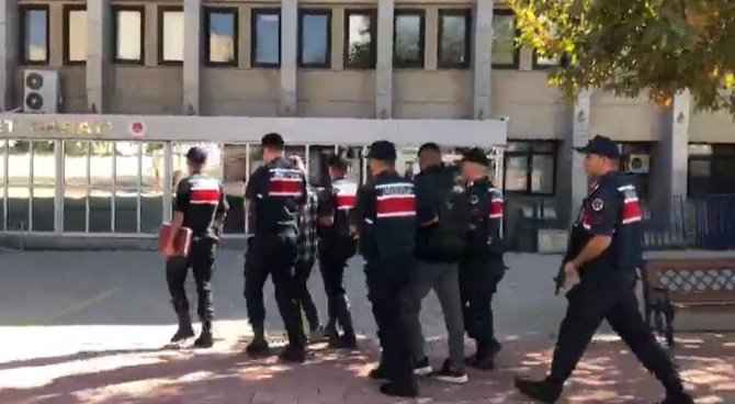Çaldıkları Araçla Yakalanmamak İçin Başka Bir Aracın Plakasını Çaldılar