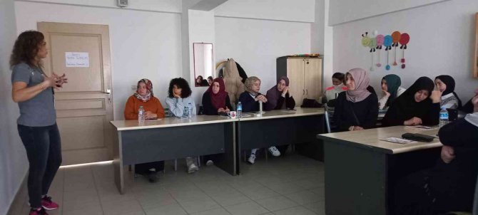 Çocuk Gelişimi Kursiyerlerine Anne Sütünün Önemi Anlatıldı