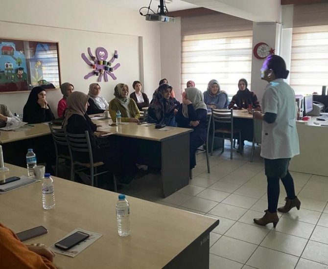 Çocuk Gelişimi Kursiyerlerine Anne Sütünün Önemi Anlatıldı